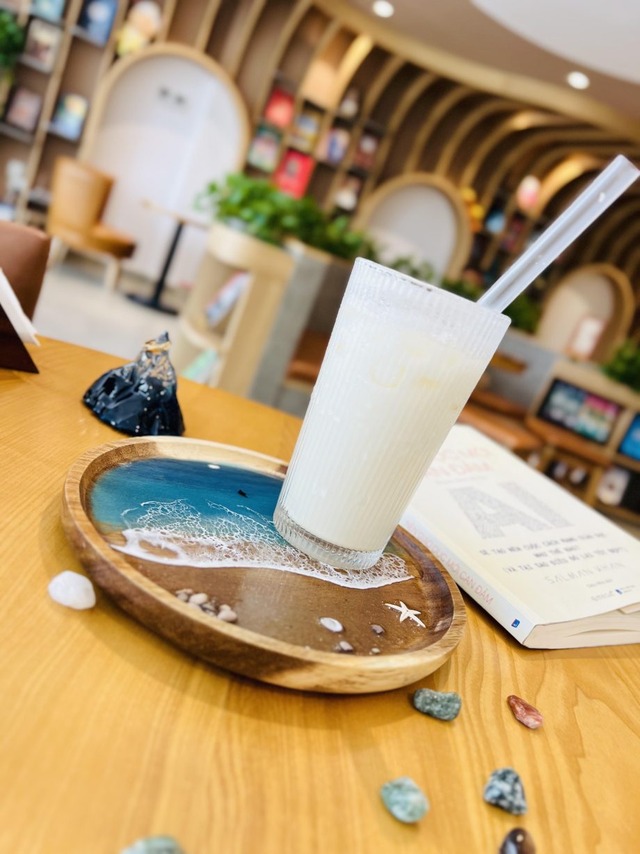 Ocean Resin Round Serving Tray – Handmade Beach Wave Wooden Bathroom Décor